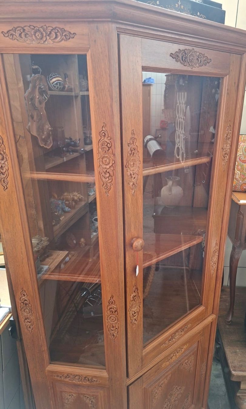Vitrinen: Eckschrank ( Thailand) Massgefertigt – Gebraucht aus Arbon von Umay1 1