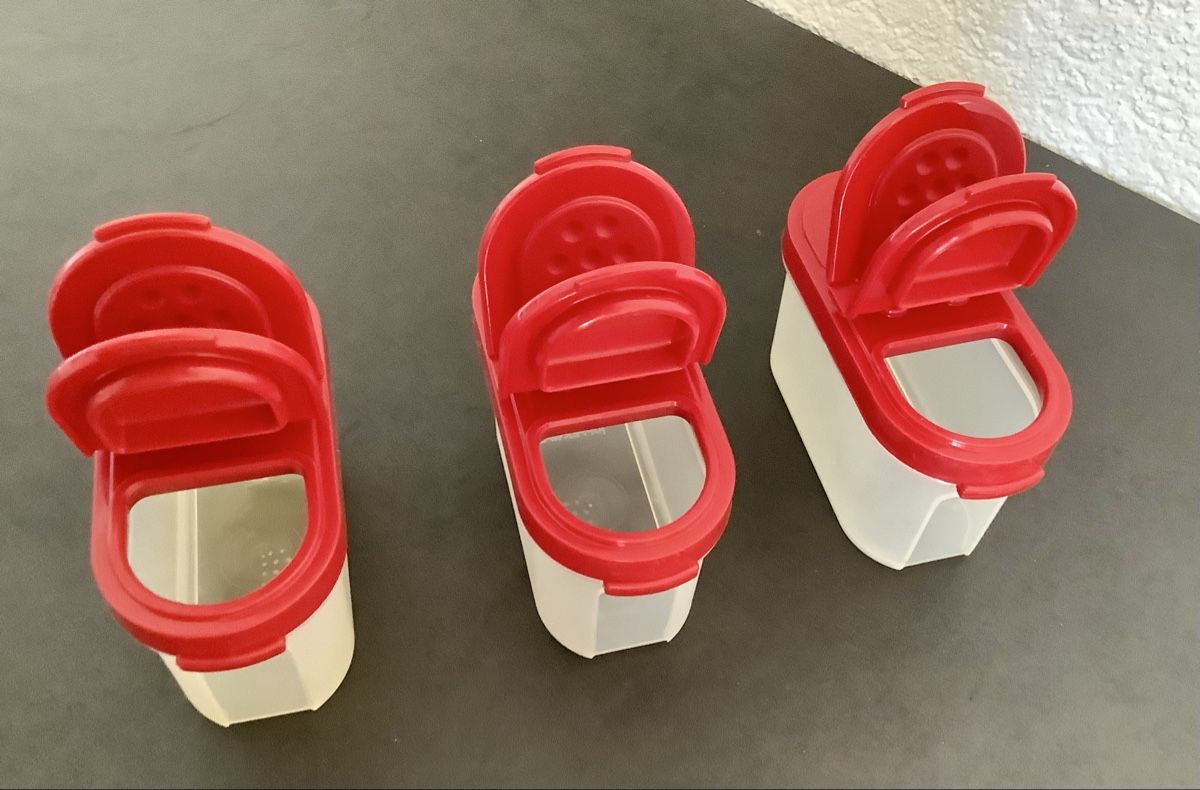 Tupperware Behälter & Ähnliches: Tupperware 3x Gewürzdosen rot/transparent  – Gebraucht aus Züberwangen von benjause 1