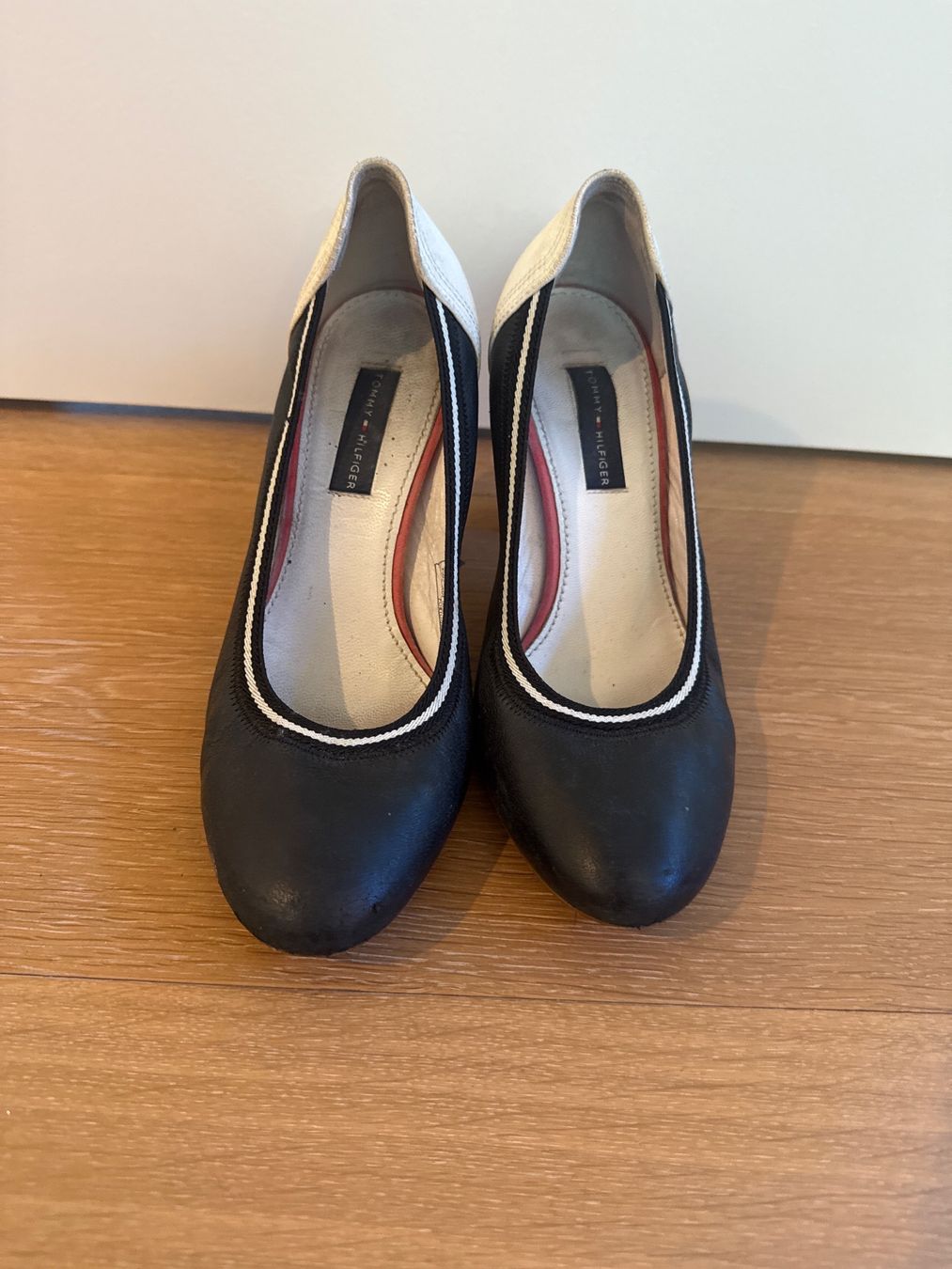 Tommy Hilfiger Scarpe da donna: Tommy Hilfiger - Klassische schwarze Pumps – Usato da Nürensdorf venduto da Marylane 1