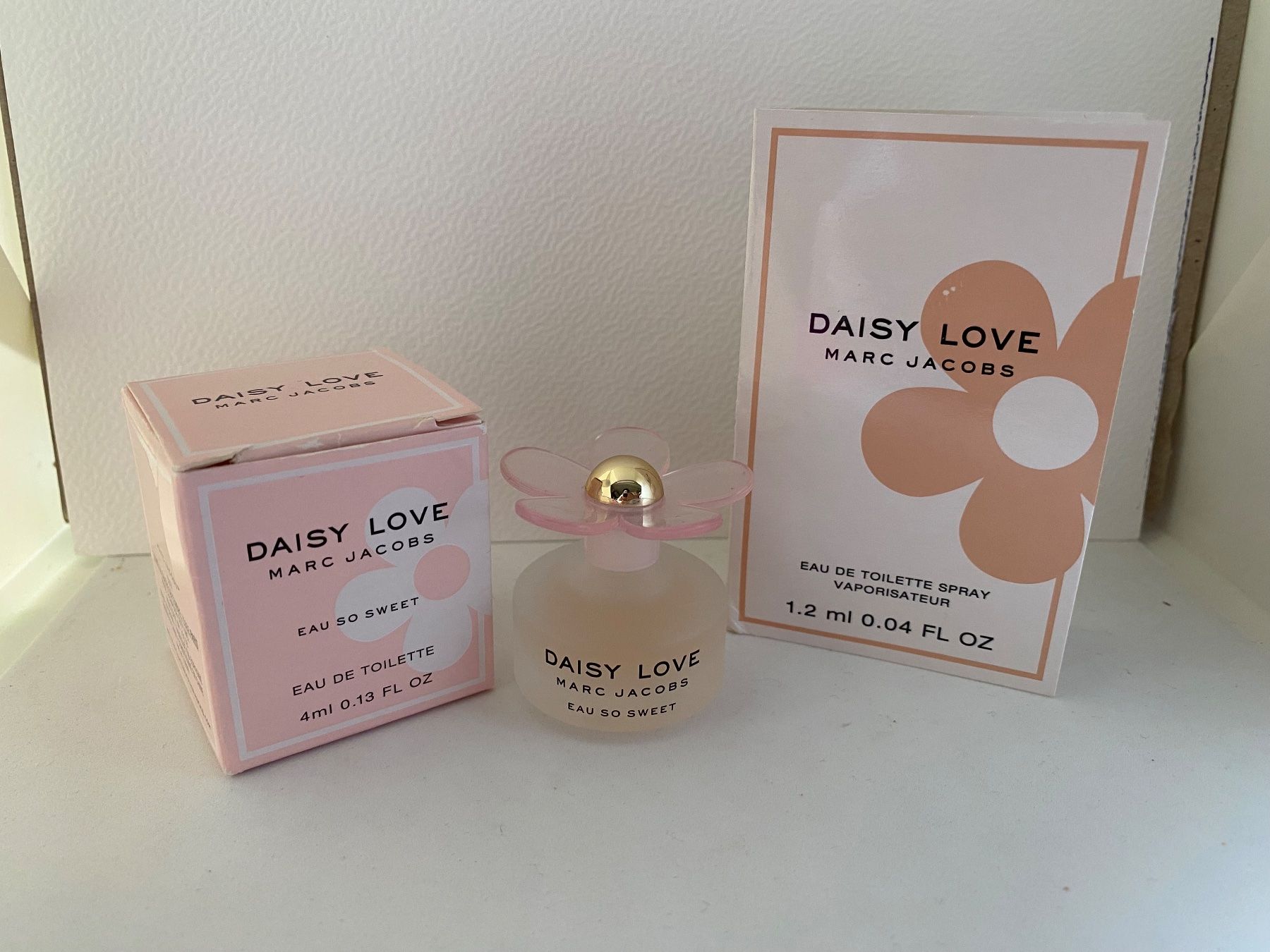 Marc Jacobs Profumi & Eau de Toilette: Miniatures Daisy Love de Marc Jacobs – Nuovo e nell'imballaggio originale da Bouveret venduto da wes_7zll