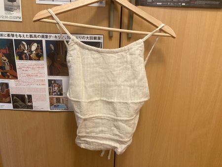 Top senza maniche beige con lacci e schiena aperta