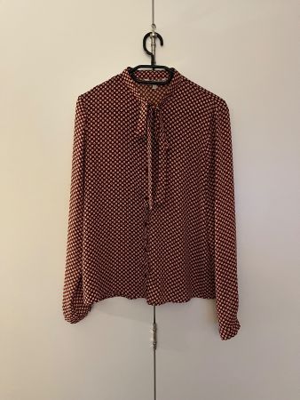 Bluse mit Schlaufe – Rostrot mit floralem Muster Gr. 40