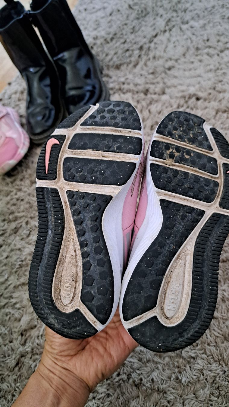 Nike Scarpe per ragazze: chaussures taille 27.5 , bon état, nike  – Usato da Meyrin venduto da Zahra011 4