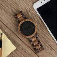 Holzuhr mit schwarzem Hintergrund - Montre en Bois noir