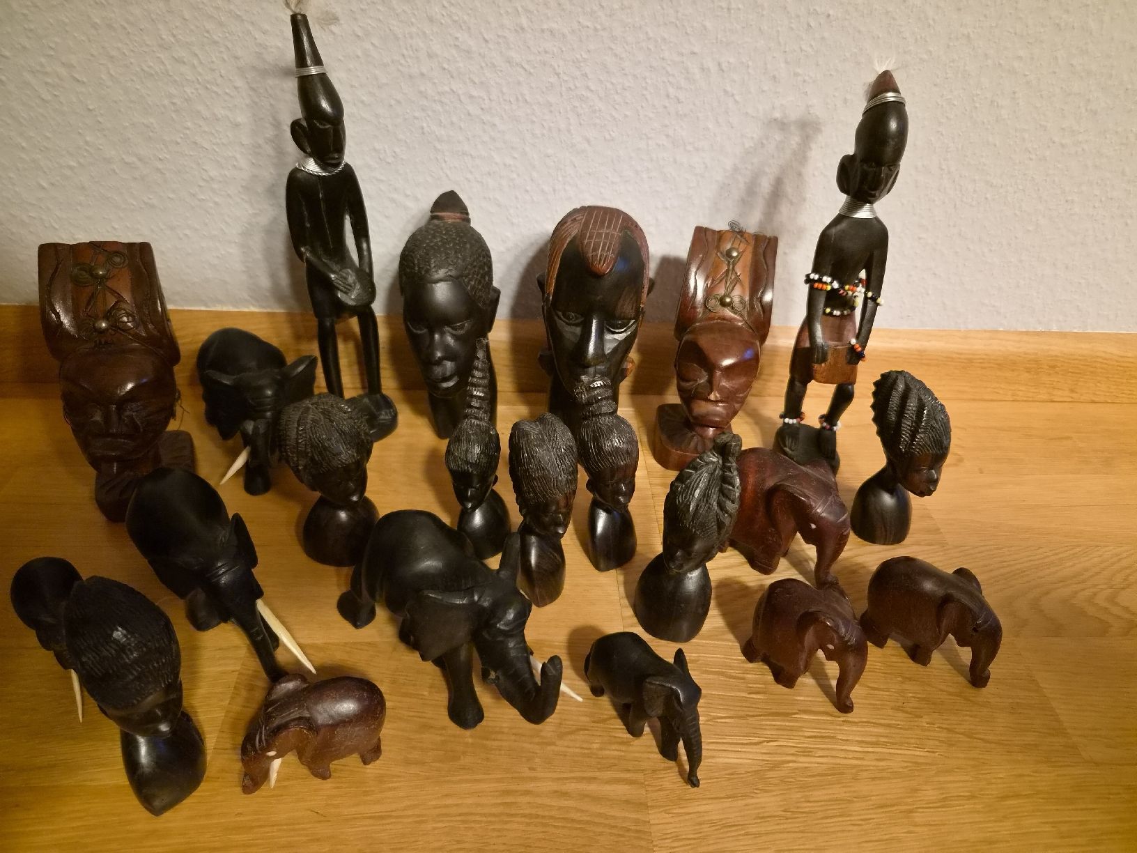 Statuette: Afrikanische Holzfiguren – Usato da Riehen venduto da mbahn