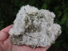 Nadelquarz mit Pyrit ca. 392 gr.