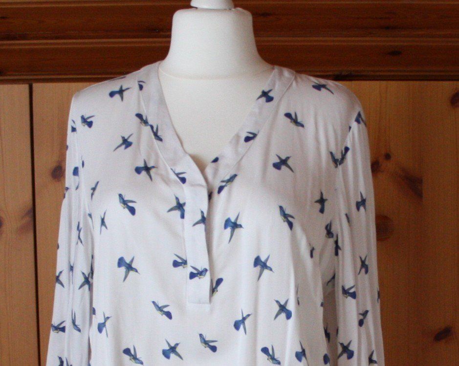Camicette: Bluse Langarm weiss - hellbau Gr. XL – Usato da Flüelen venduto da Diversicum-Curvy 1