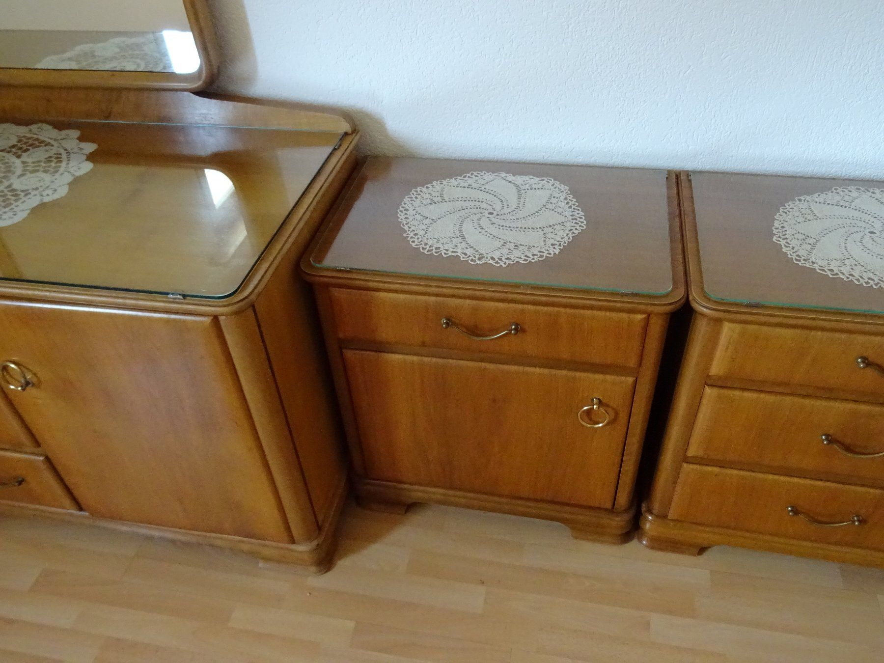 Cassettiere: Vintage Spiegel Kommode und 2 Nachttischli – Usato da Rothrist venduto da heinrich1966 3