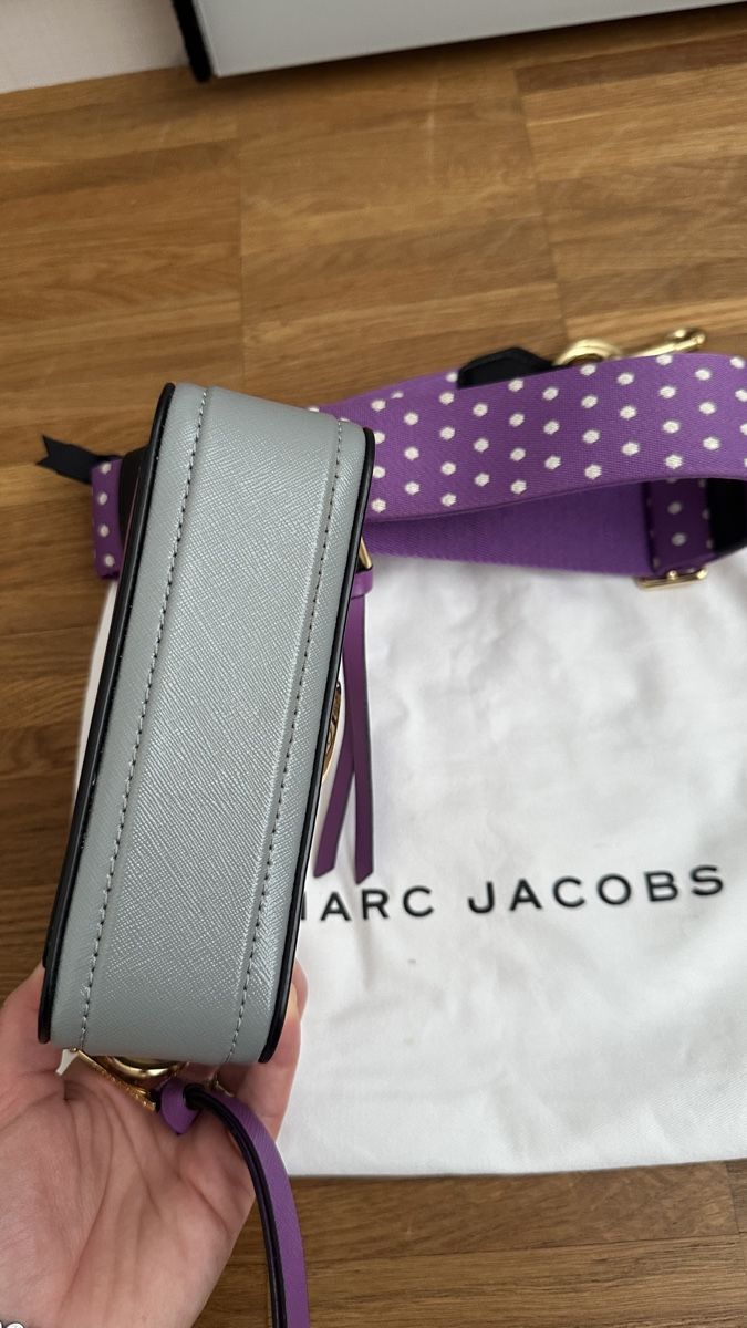 Marc Jacobs Borse da donna: Marc Jacobs Bag mit lila Gurt, neuwertig! – Nuovo (secondo la descrizione) da Romanshorn venduto da tin_k9vg 2