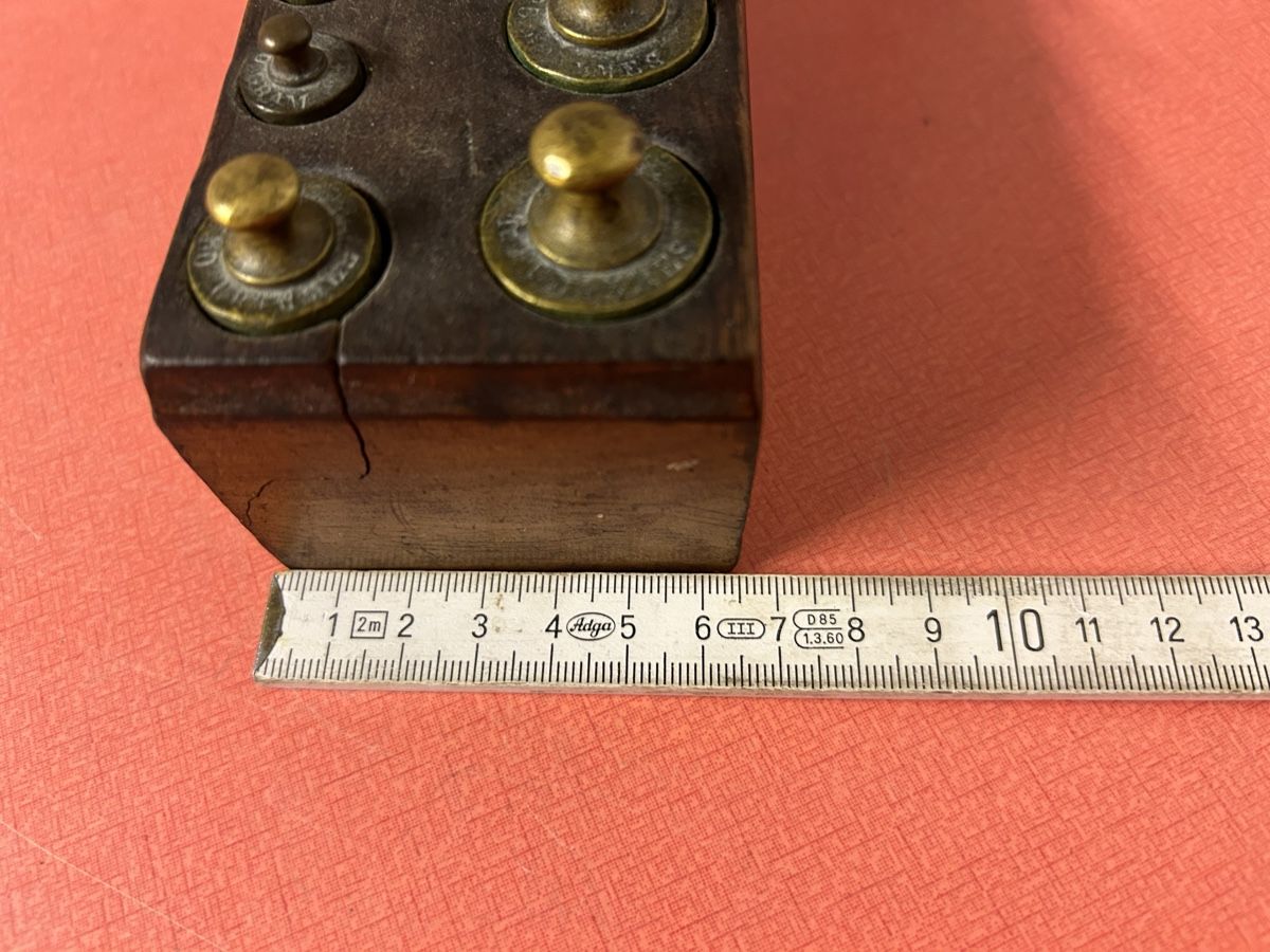Balances et poids: Gewichtssatz Messing Holzbox gebraucht, 9  Stück. – D'occasion à Lanzenhäusern par vic63 9
