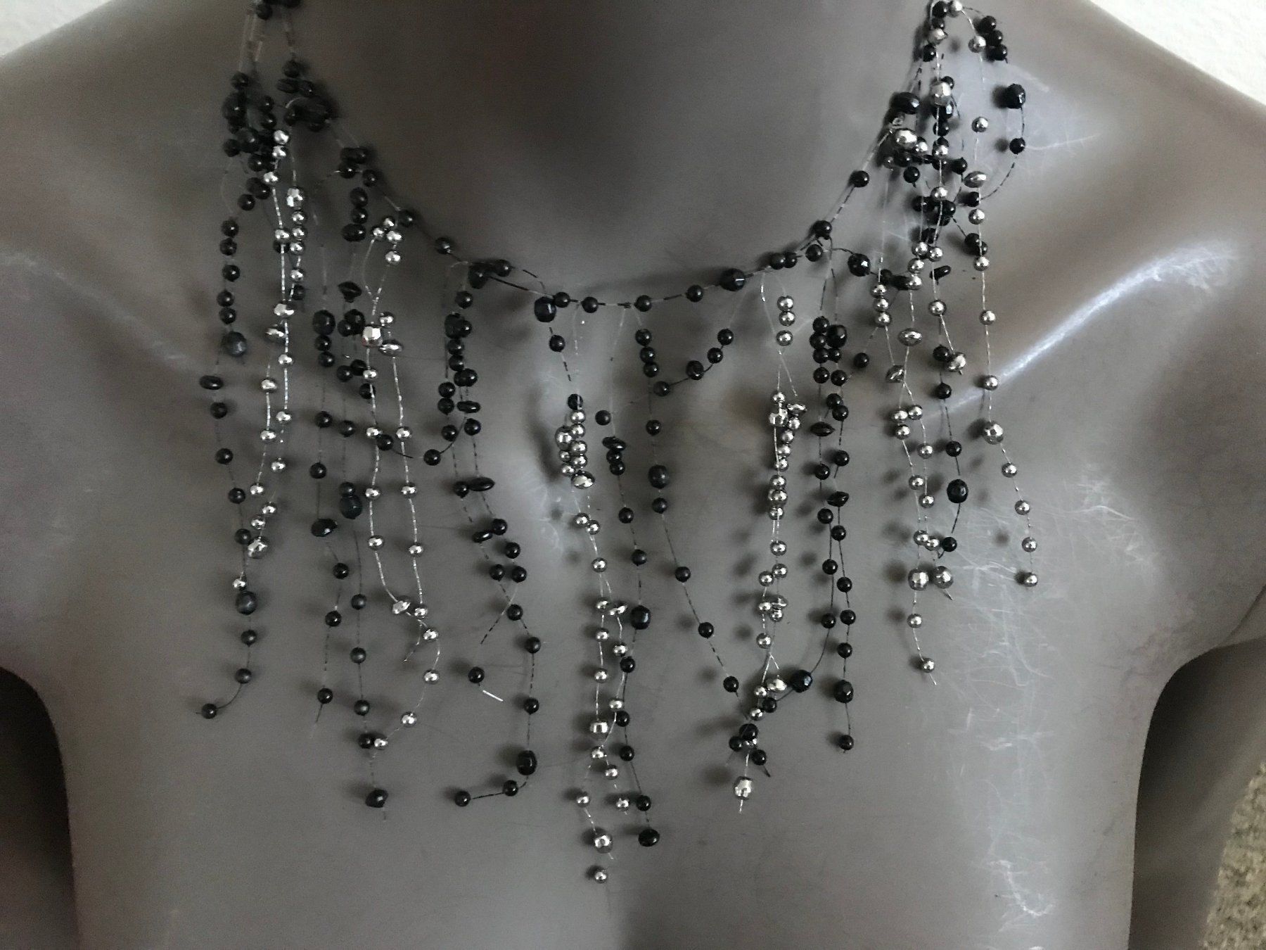 Catenine: filigraner Hals-Schmuck, schwarz/silber – Usato da Adliswil venduto da eri.40