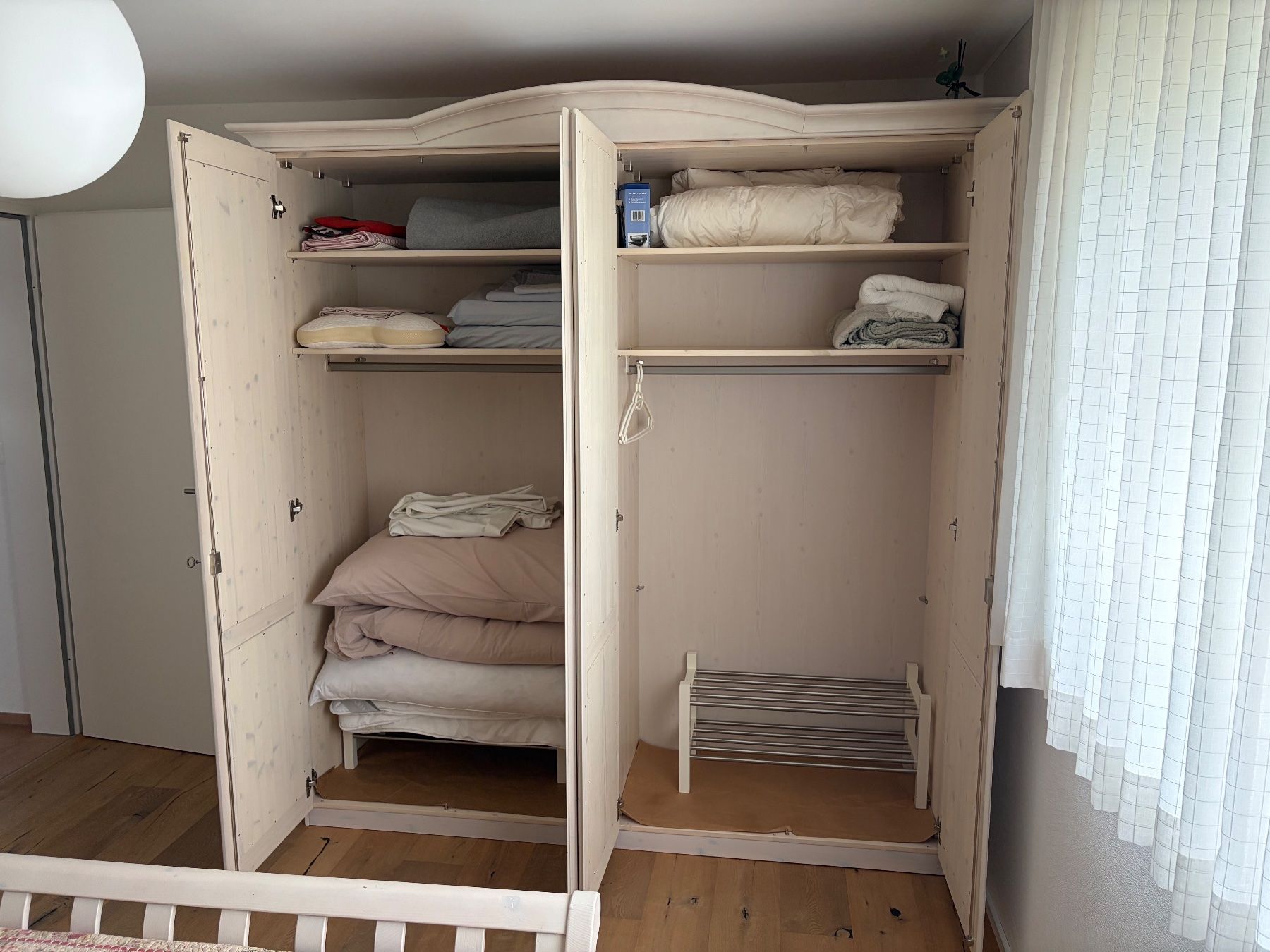 Letti: Schlafzimmer komplett, neuwertig – Nuovo (secondo la descrizione) da Galgenen venduto da Crystaldisplay 3