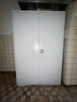 Grosser Metallschrank