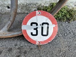 Verkehrsschild 30 kmh alt