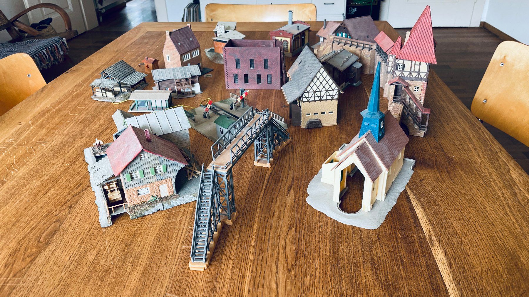 Modellini di ferrovie: Modellbahn Häuser Sammlung, Spur H0, Märklin – Usato da Basel venduto da Markolff 2