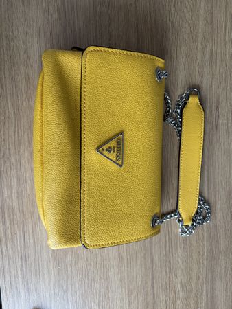 Umhängetasche Guess gelb mit Kette