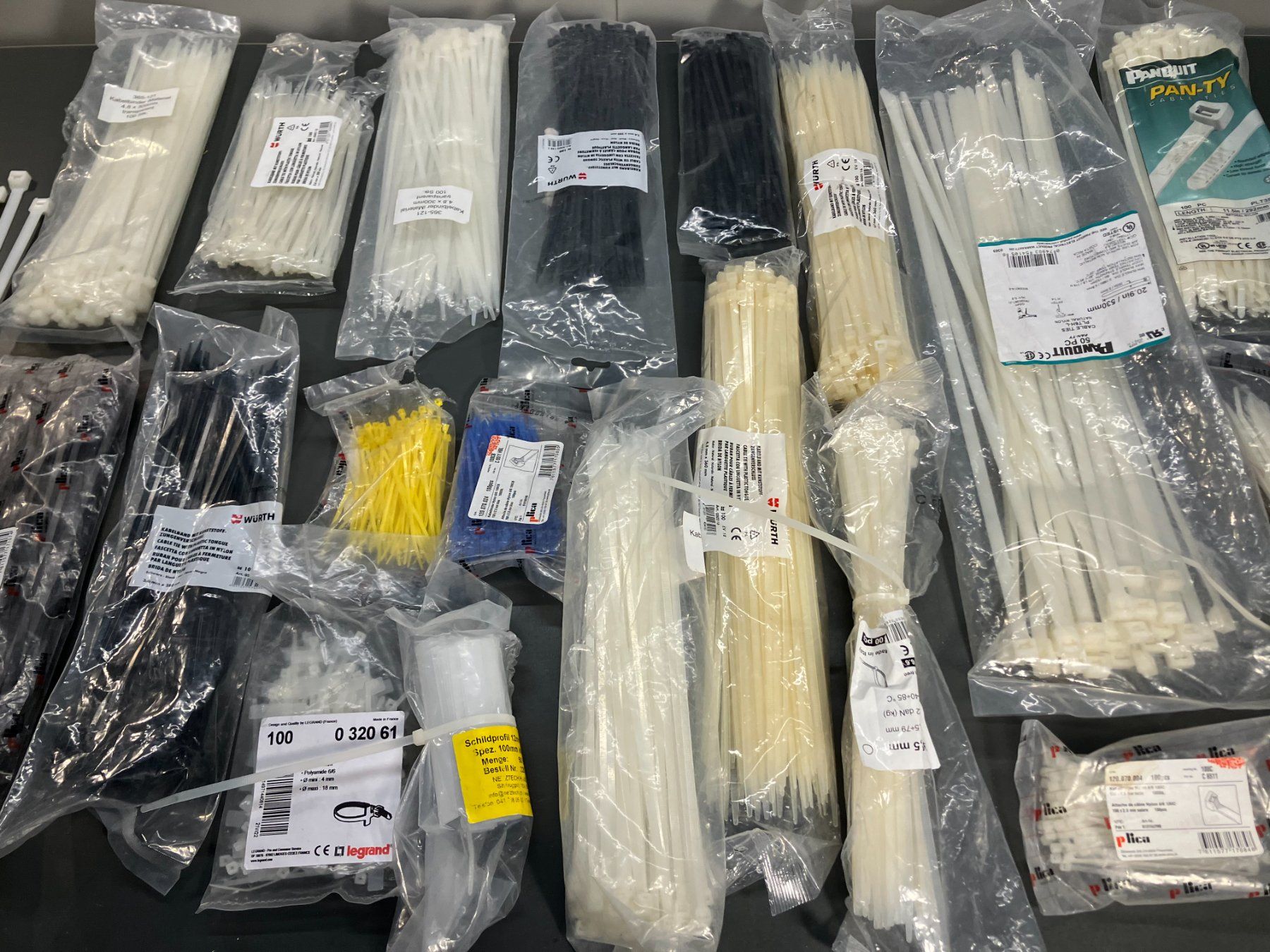 Tous les outils: gr. Posten mit div. Kabelbindern gross u. klein ab 1.- – D'occasion à Lichtensteig par Buy24International 2