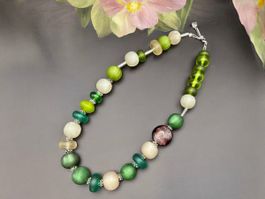 Unikat 💎 Collier perles en résine fait à main, vert blanc