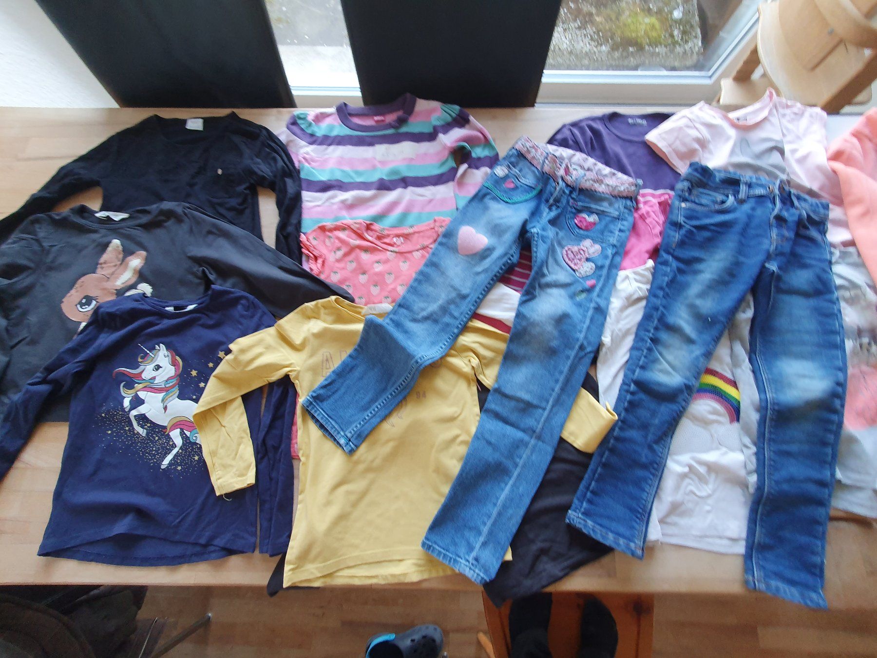 Lotti & Set di vestiti: Sehr grosses Kleiderpaket Mädchen Grösse 128 – Usato da Ebmatingen venduto da zeitlos-gesund.ch 4