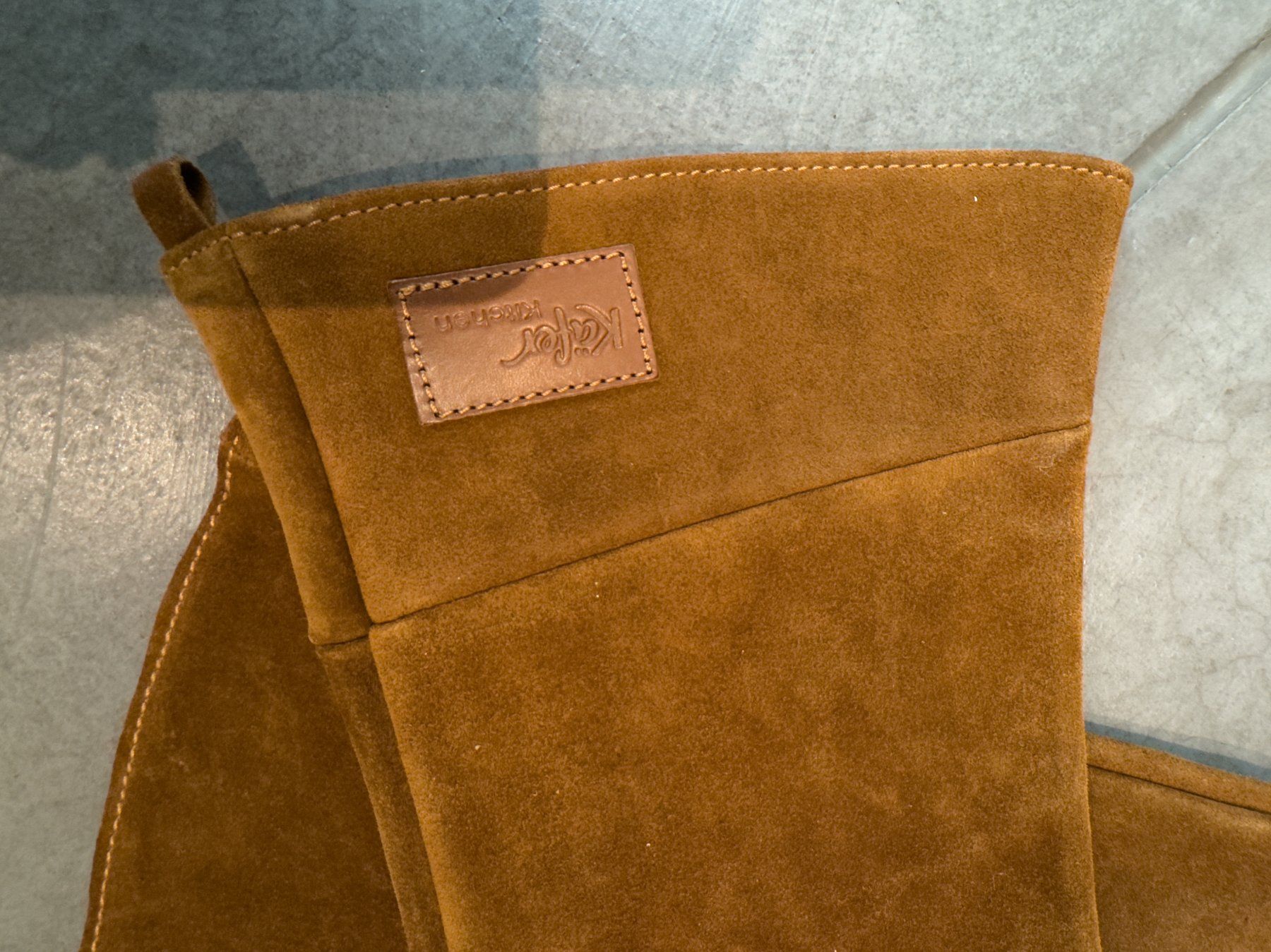 Guanti & manicotti: Design Grillhandschuhe  aus Wildleder – Usato da Zürich venduto da carlotorre 1