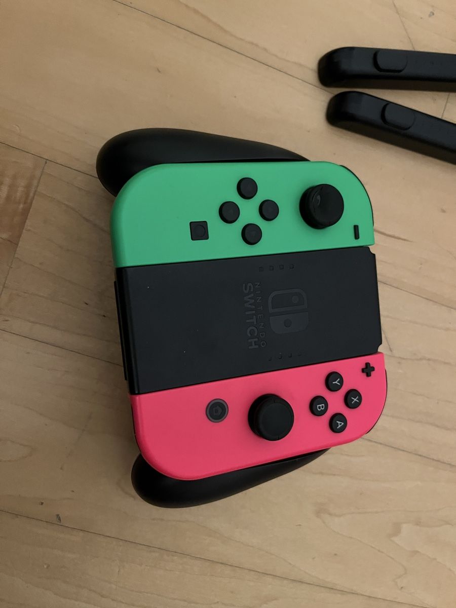 Nintendo Controller: Nintendo Switch Joy-Con Set mit Bigben Ladestation – Usato da Allschwil venduto da Manolictus 3