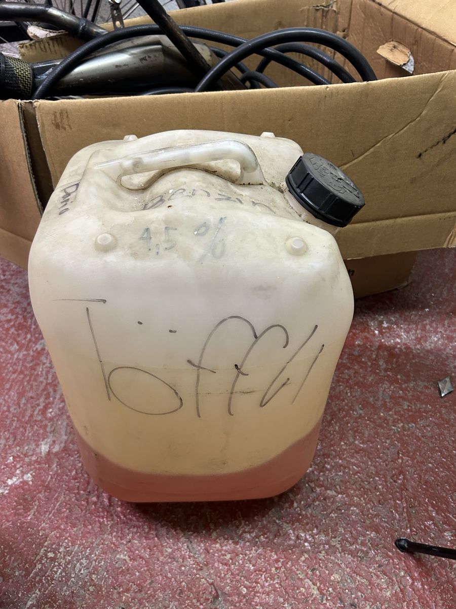 Parti ricambio per ciclomotori: Töffli Teile Auspuff Restposten – Usato da Zufikon venduto da dar_6cwb 7