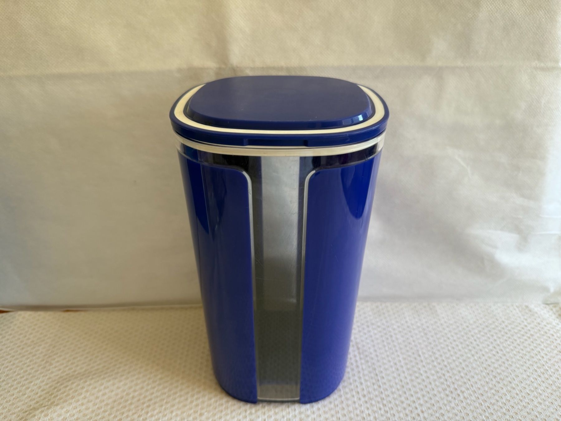 Tupperware Behälter & Ähnliches: Tupperware - boîte - 2,4L - bleu – Gebraucht aus Sion von accroshoes