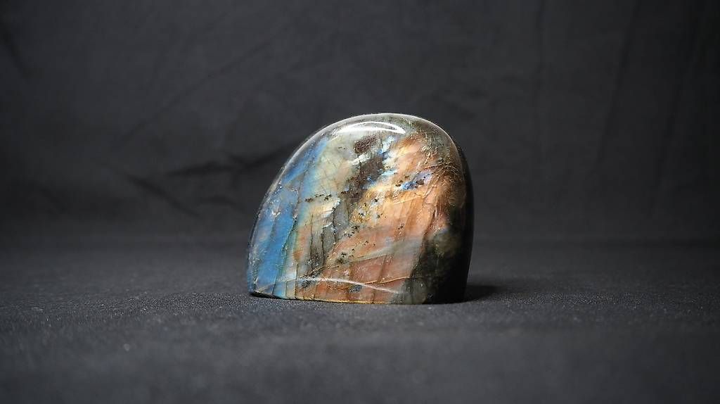 Minerali & Pietre curative: Labradorite en forme libre (239g) – Nuovo e nell'imballaggio originale da Granges-Marnand venduto da MineralEclat