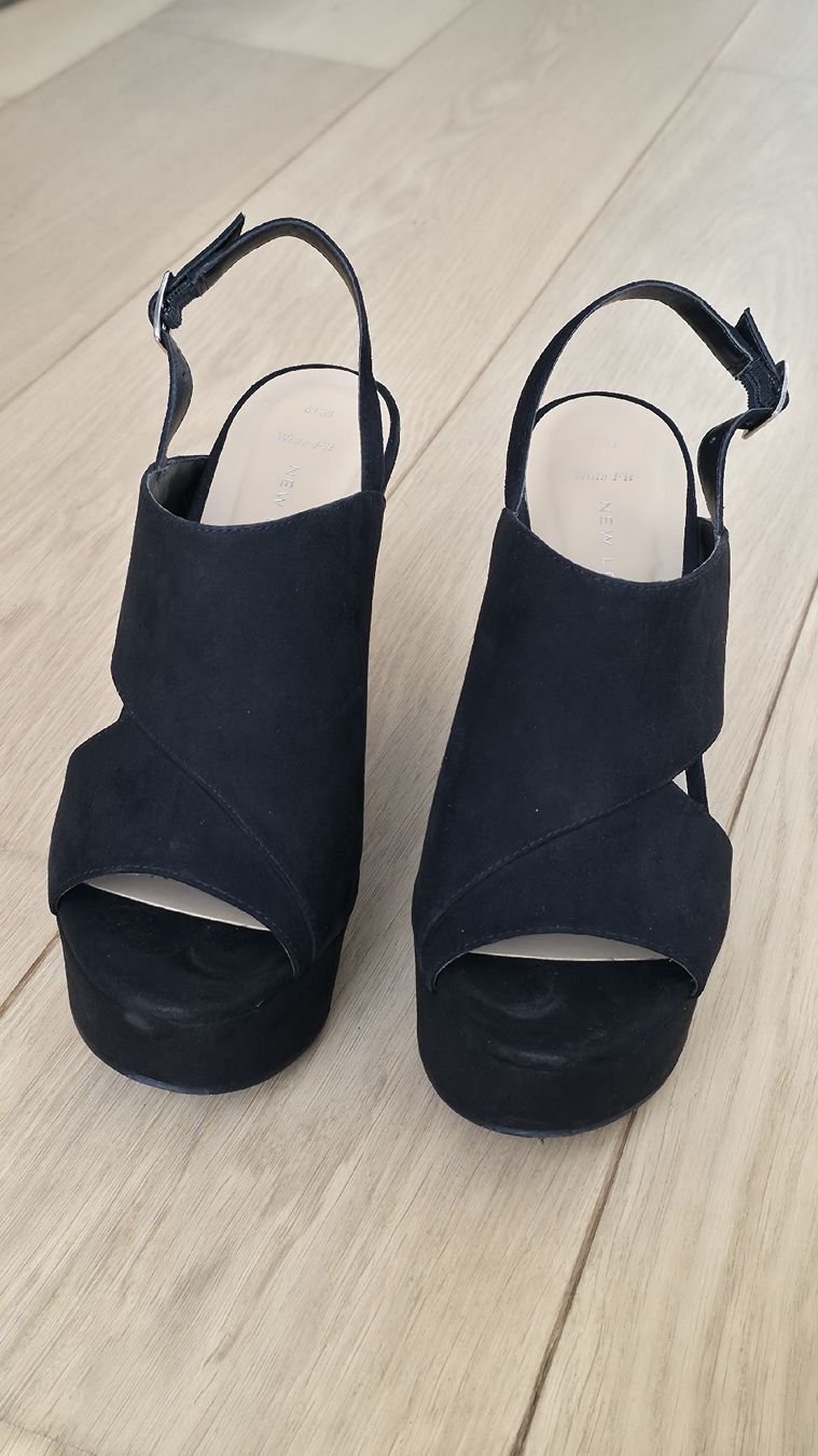 New Look Scarpe da donna: Schwarze Plateau-Sandalen mit Absatz – Usato da Lengnau AG venduto da SBOA_ 3