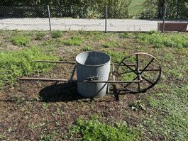 Alte Transportkarre aus Metall Güllewagen
