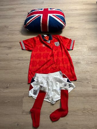 Englisches Fussballtrikot Retro Set, ideal für die EM!