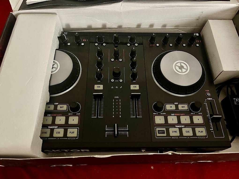 Platines de mixage: Native Instruments Traktor Kontrol S2 MK2 – D'occasion à Sementina par sar_tr8k 2