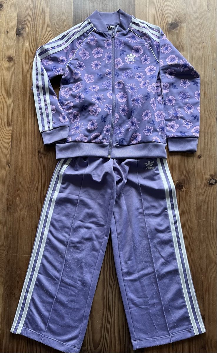 Adidas Mädchen Trainingsanzug 128 mit lila Blumen (Usato) a St