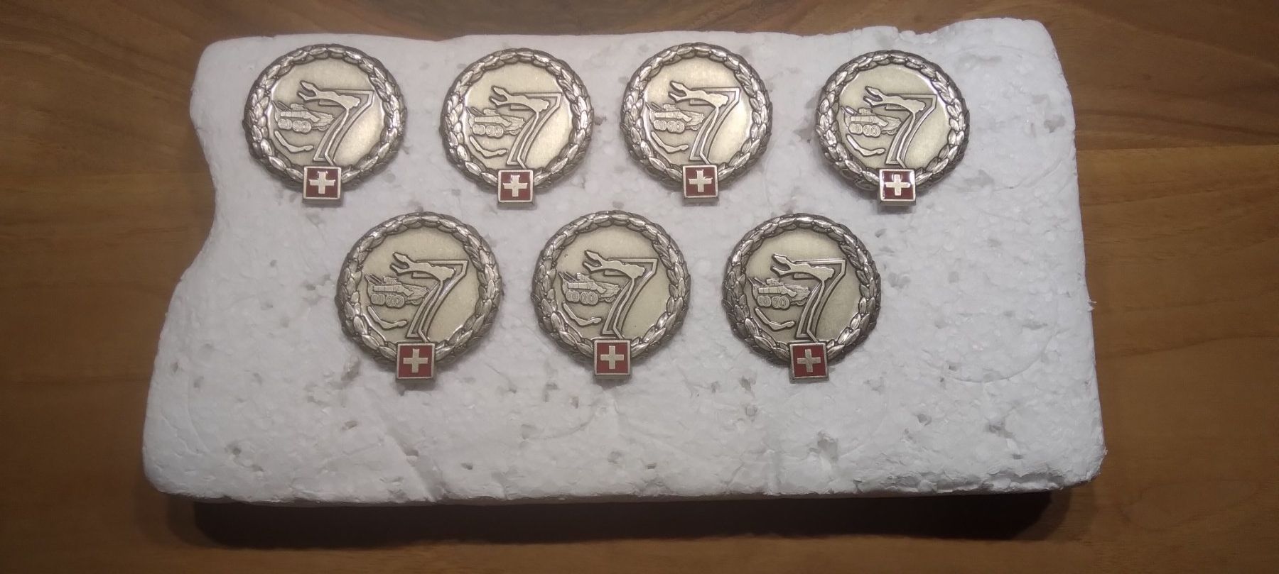 Schweizer Armee Uniformi: Beretembleme 7 Stück, Versand möglich – Nuovo (secondo la descrizione) da Gächlingen venduto da Madi88