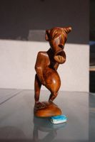 AFRIQUE , Sculpture bois personnage stylisée maladie h: 22cm