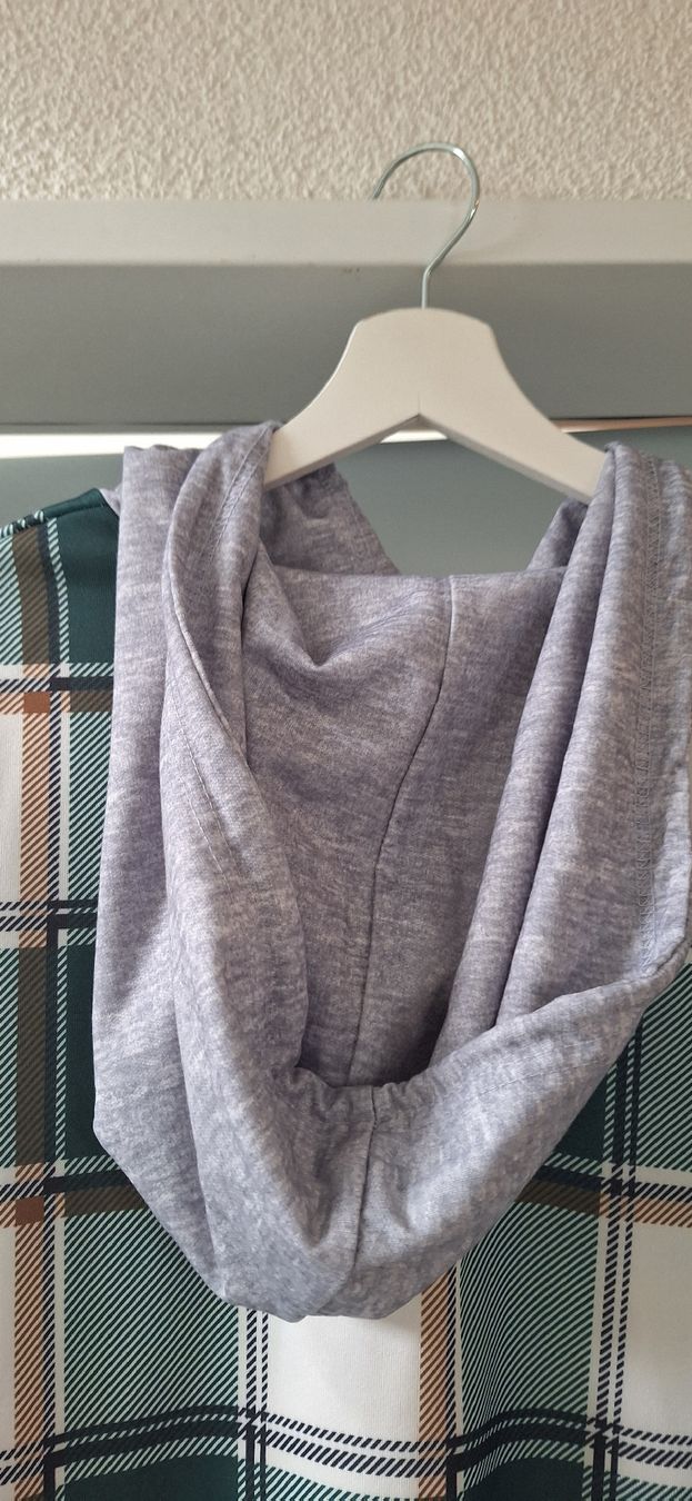 Pullover & Sweatshirts: Damenpullover mit Kapuze Gr. M neu – Neu (gemäss Beschreibung) aus Schwyz von cla_8w6t 1