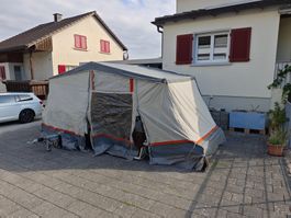 Zeltanhänger mit Vorzellt