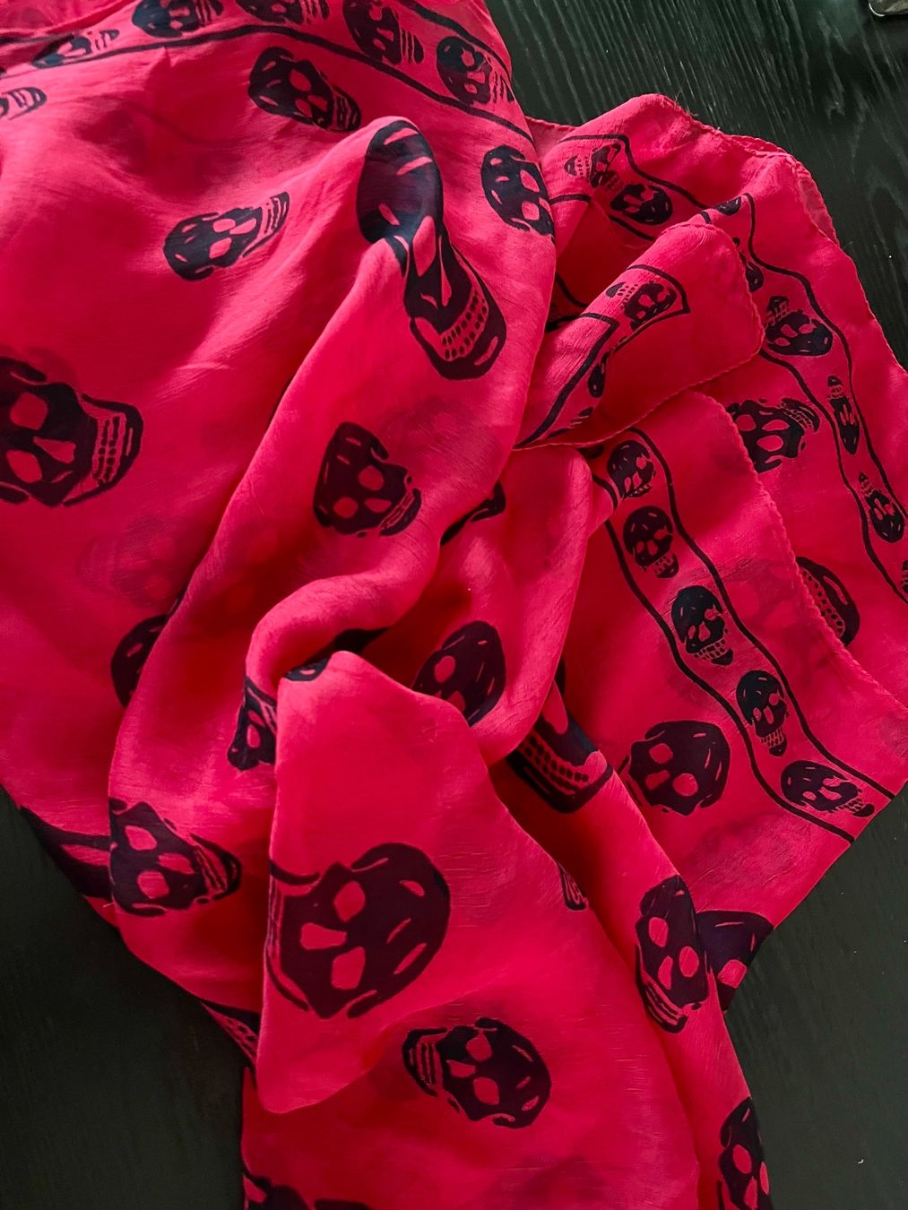 Alexander Mcqueen Foulard & Sciarpe: Alexander McQueen Seidentuch – Usato da Zürich venduto da 666ooo 2