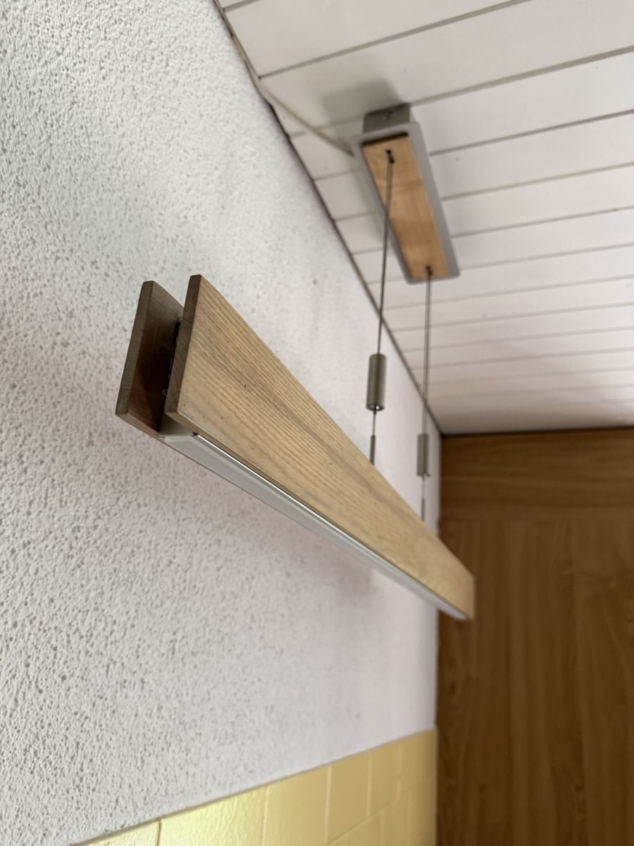 Lustres & lampes de plafonds: Moderne Pendelleuchte Holzoptik – D'occasion à Bauma par RyMa