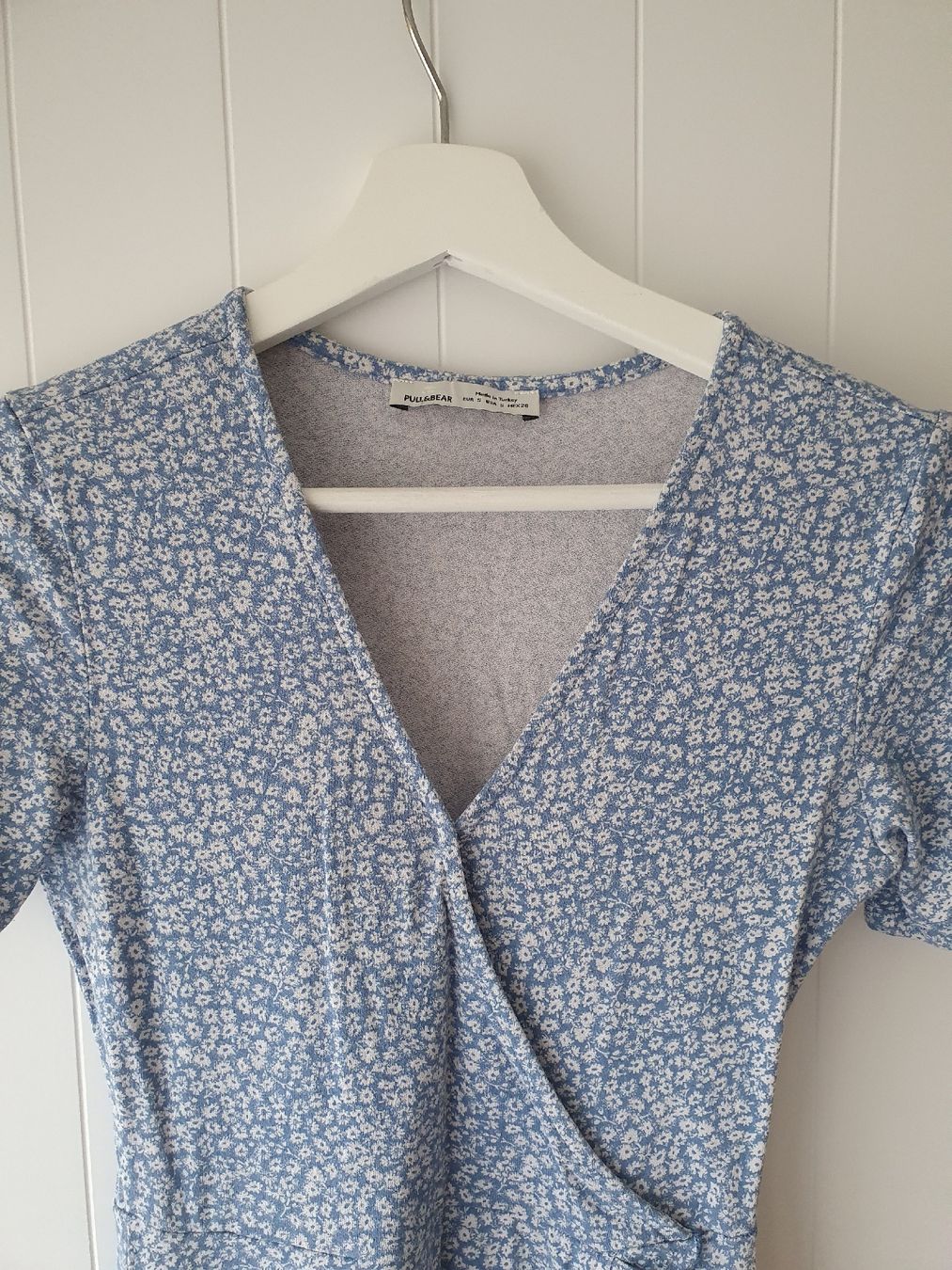 Pull&Bear Vestiti: Blumen-Wickelkleid Hellblau Weiss S/36 Pull&Bear – Usato da Wetzikon ZH venduto da FundusFuchs 1