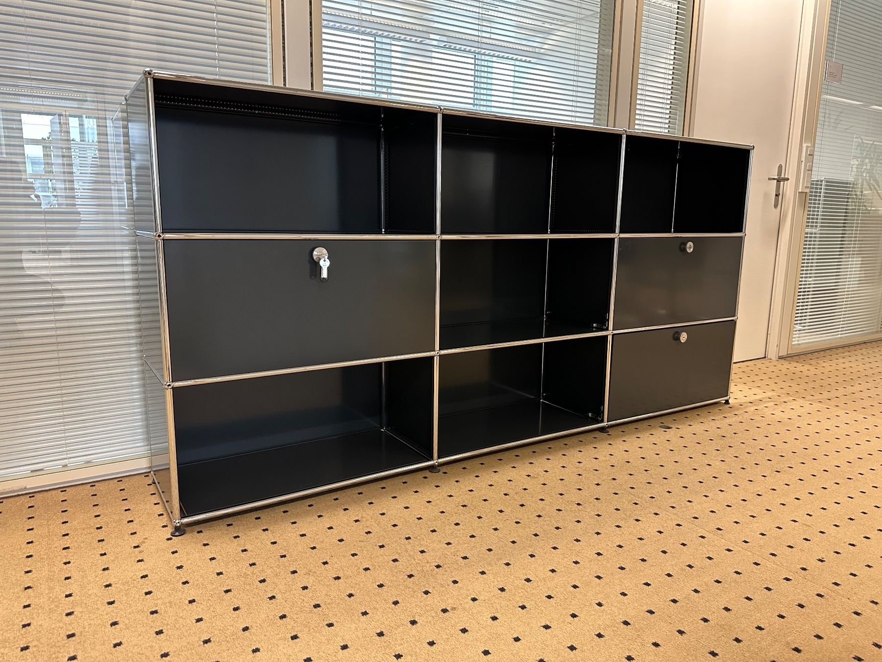 USM Scaffali: USM Highboard 3x3 Anthrazitgrau, Top Zustand – Usato da Grenchen venduto da Design-Outlet