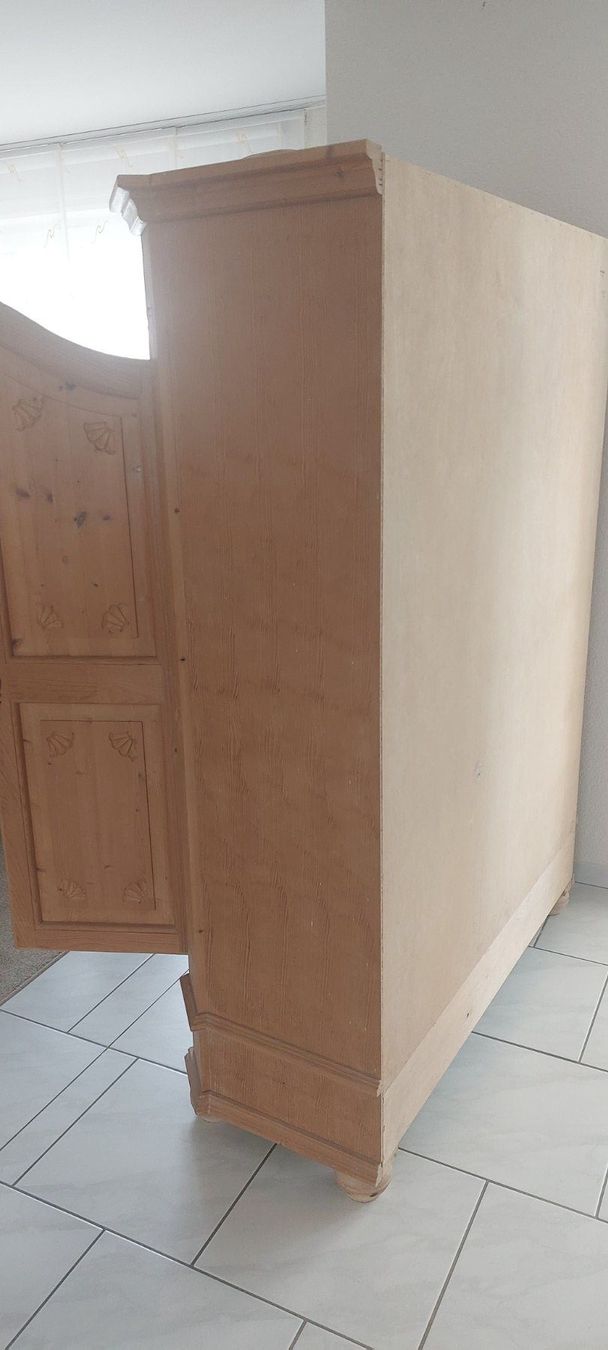 Garderobe: Garderobenschrank aus Holz – Gebraucht aus Hendschiken von Bernex 2