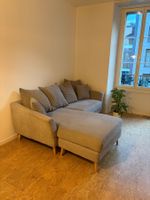 Bequemes Ecksofa in grau
