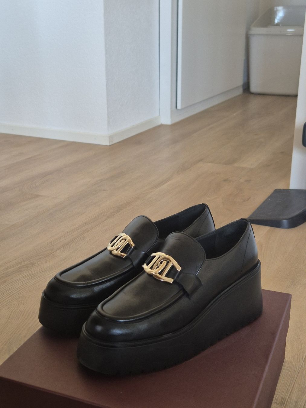 Scarpe da donna: Aigner Stella 18 Platform loafers – Usato da Bern venduto da des_7cqy 7