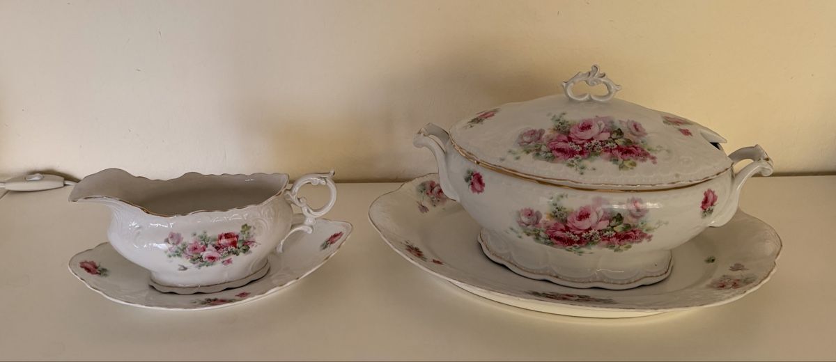 Services de table: Suppenterrine und Saucier mit Untersetzer Rosenmuster – D'occasion à Richterswil par giacometti222