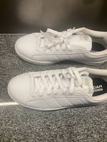 Weiße Adidas-Schuhe
