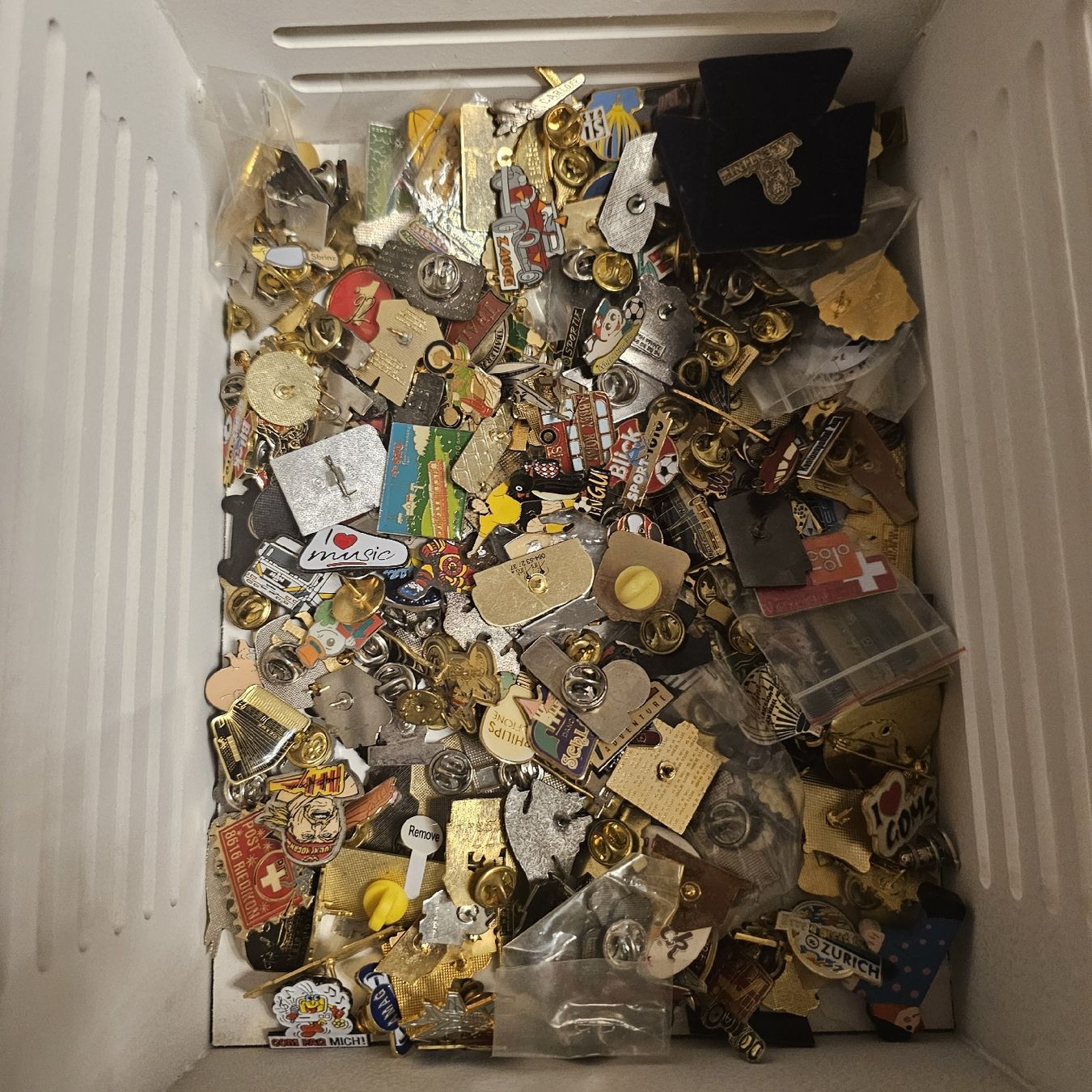 Plaketten & Abzeichen: 100 Pins  gemischt – Gebraucht aus wolfhalden von 46464646