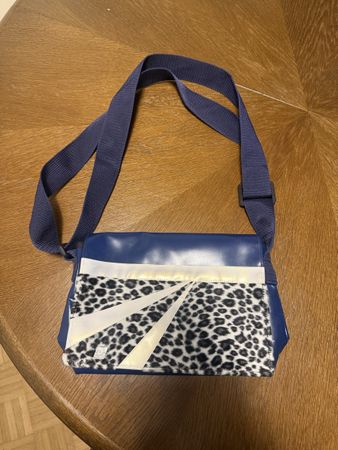 Tasche Umhängetasche Blau Leo Muster mit Fach gute Zust