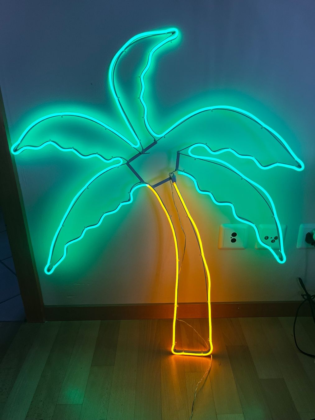 Alle Dekorationen: Leuchtreklame Palme – Gebraucht aus Sirnach von Gozogo