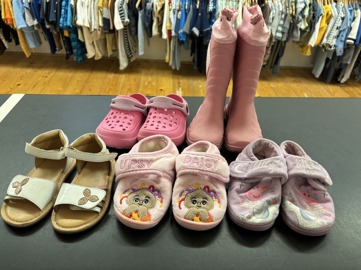 Scarpe per ragazze: Schuhe Paket  Mädels, Grösse 24 – Usato da Büren an der Aare venduto da Nikito2001